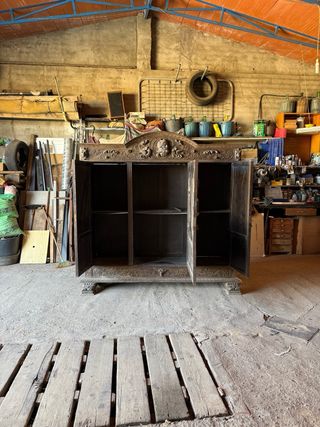 Armario antiguo español de madera