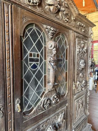 Armario antiguo español de madera