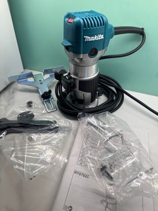 Fresadora Makita RT0702C