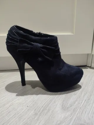 Botín tacón alto negro con lazo