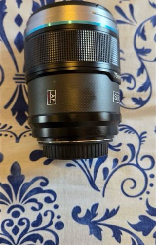 Objetivo Sony Sirui 75mm F1.2 APS-C