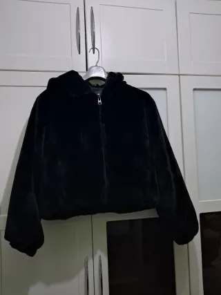 Chaqueta con capucha de pelo Pull&Bear negra