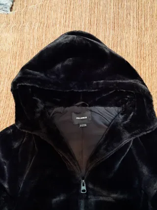 Chaqueta con capucha de pelo Pull&Bear negra