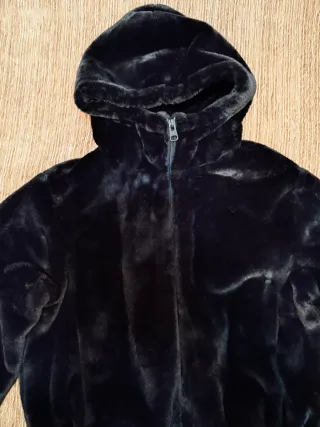 Chaqueta con capucha de pelo Pull&Bear negra