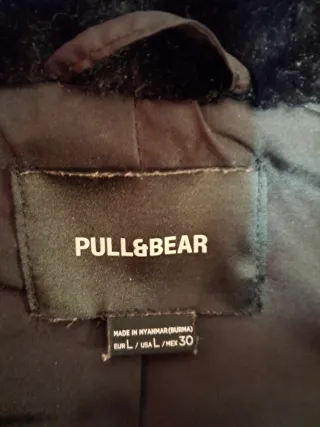 Chaqueta con capucha de pelo Pull&Bear negra