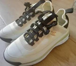 Nuevo Chanel Sneakers Blancas y Doradas.son cómodo