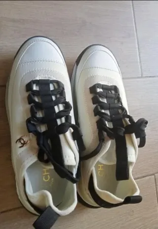 Nuevo Chanel Sneakers Blancas y Doradas.son cómodo