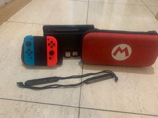 Nintendo Switch con Joy-Cons y funda