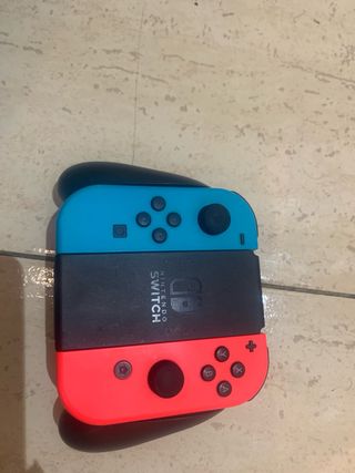 Nintendo Switch con Joy-Cons y funda