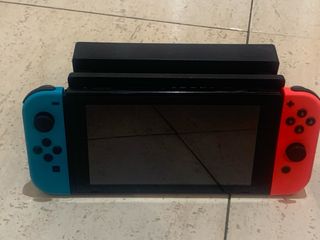 Nintendo Switch con Joy-Cons y funda