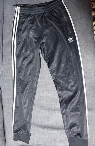 Chaqueta y chandal Adidas Negra con Rayas Blancas