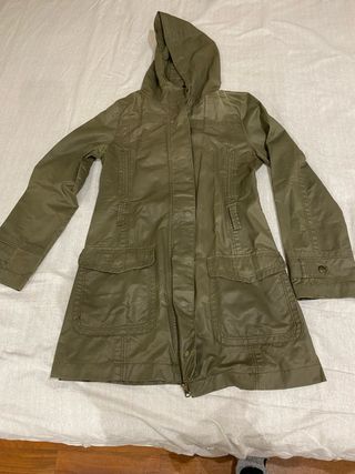 Chaqueta impermeable verde militar