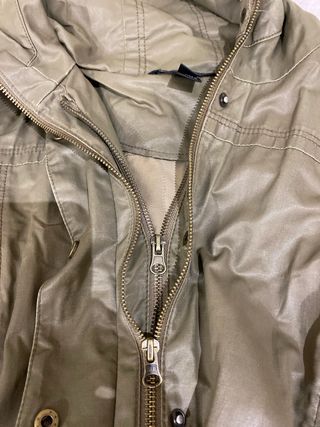 Chaqueta impermeable verde militar
