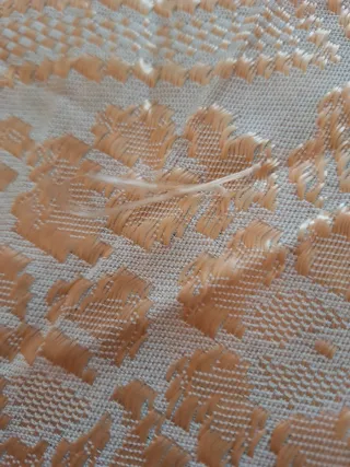 Colcha salmón con diseño floral