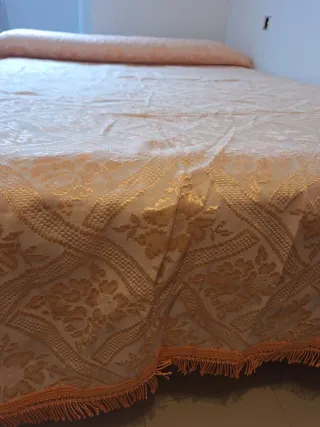 Colcha salmón con diseño floral