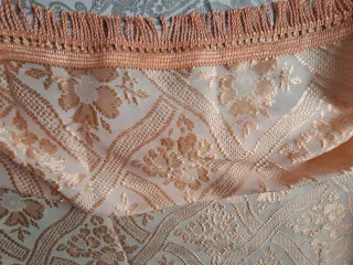 Colcha salmón con diseño floral