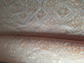 Colcha salmón con diseño floral