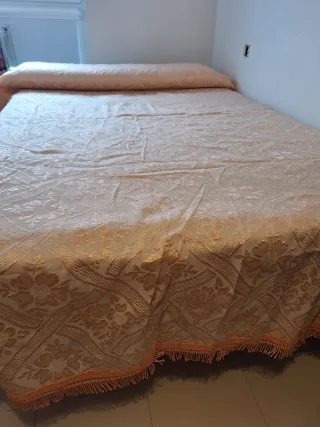 Colcha salmón con diseño floral