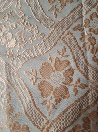 Colcha salmón con diseño floral