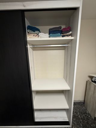 Armario puertas correderas blanco y negro