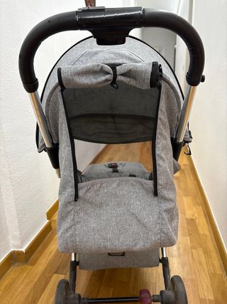 Carrito de bebé gris
