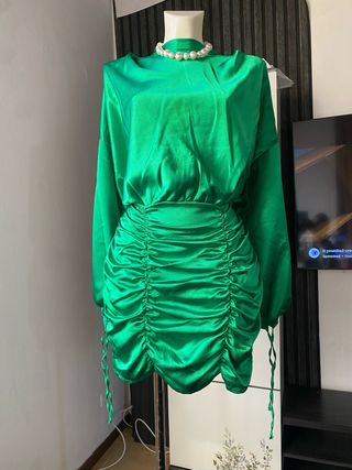 Abito corto verde con rouches