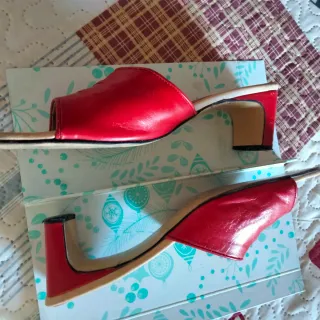 MULES VINTAGE EN PIEL ROJA Y TURQUESA 8€/U