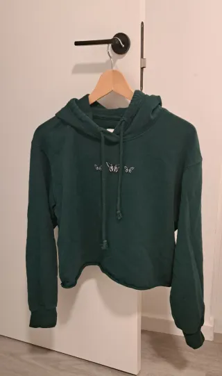 Sudadera corta verde con mariposas