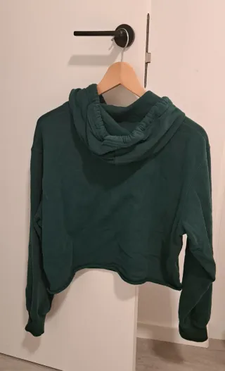 Sudadera corta verde con mariposas