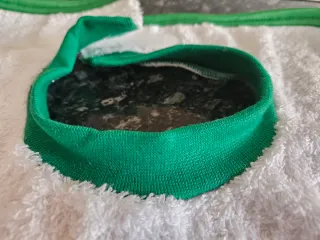 Baberos grandes blancos con borde verde