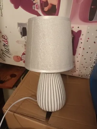 Lámpara de mesita gris y blanca