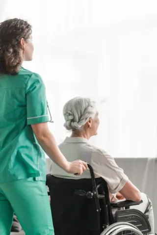 ACOMPAÑAMIENTO Y CUIDADO. EN HOSPITALES día/ noche