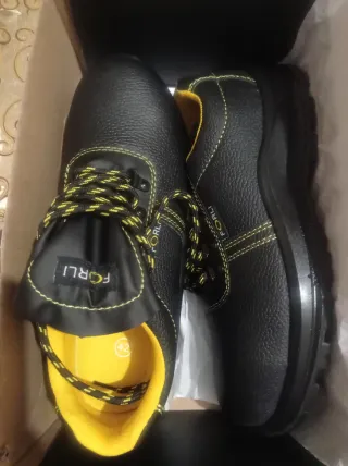 Zapatos FORLI negros y amarillos talla 42