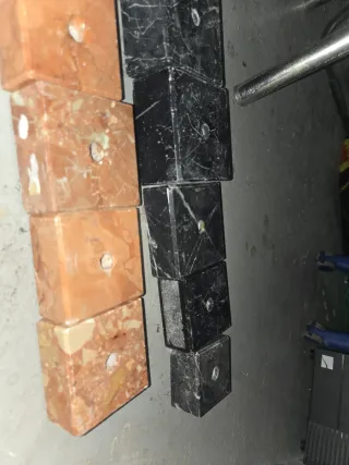 12 Peanas  de mármol negro veteado