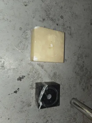 12 Peanas  de mármol negro veteado