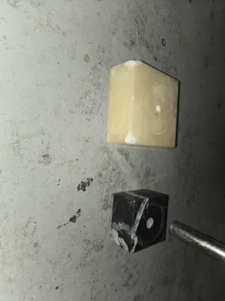 12 Peanas  de mármol negro veteado