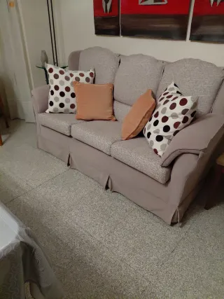 Sofá beige y multicolor como nuevo