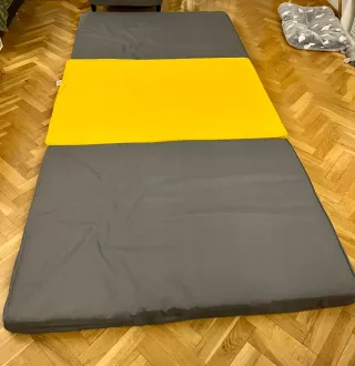 Colchón plegable gris y amarillo
