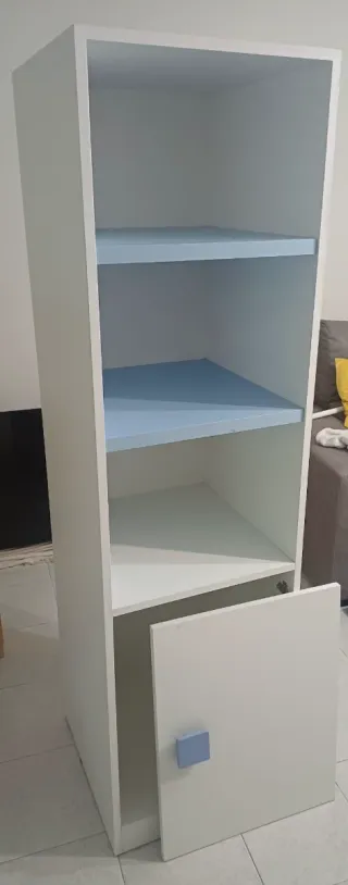 Estantería blanca con puerta