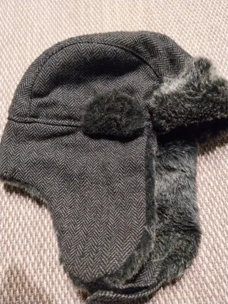 Gorro de invierno gris con orejeras