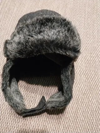 Gorro de invierno gris con orejeras
