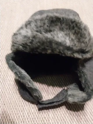 Gorro de invierno gris con orejeras