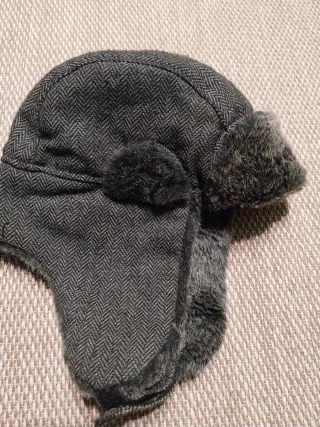 Gorro de invierno gris con orejeras