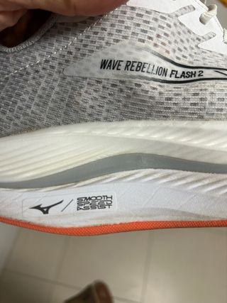 Zapatilla Mizuno Wave Rebellion Flash 2 Gris.