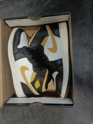 Jordan 1 Mid Nere Bianche Oro