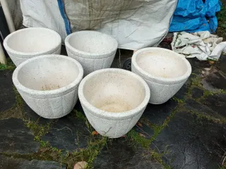 Jardineras de piedra beige y gris