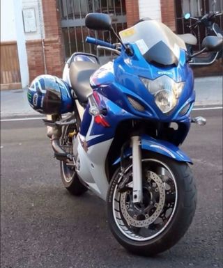 Moto Suzuki GSX650F del año 2008 azul y Blanca