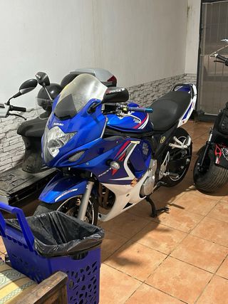 Moto Suzuki GSX650F del año 2008 azul y Blanca