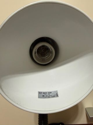 Lámpara de escritorio plateada y negra