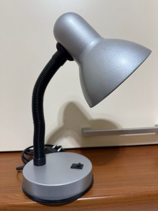 Lámpara de escritorio plateada y negra